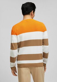 Gestreifter, mehrfarbiger Strickpullover in Orange, Weiß und Braun mit horizontalen Streifen. Strukturiertes Material mit Rundhalsausschnitt und langen Ärmeln.