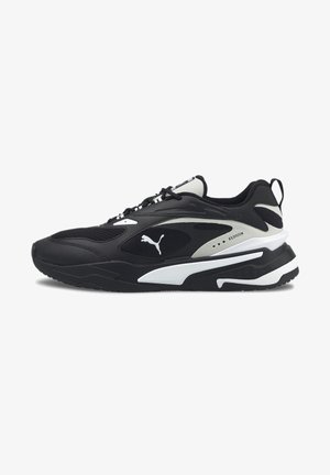 Zwart-witte Puma sneaker met een bovenzijde van mesh en leer, vetersluiting, gevoerde zool en het Puma-logo op de zijkant en tong.