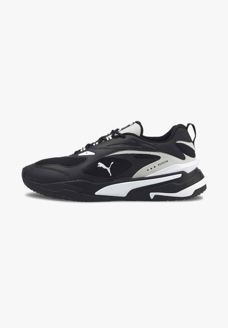 Schwarzer und weißer Puma Sneaker mit Obermaterial aus Mesh und Leder, Schnürverschluss, gepolsterter Sohle und Puma-Logo an der Seite und Zunge.