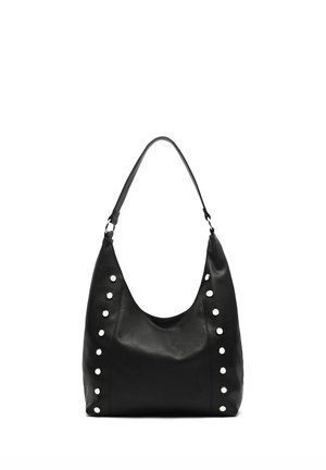 Čierna kožená kabelka na rameno s jedným popruhom a zvislými radmi okrúhlych strieborných nitov na predných stranách.