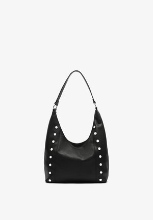 Bolso de hombro de cuero negro con una sola correa y filas verticales de tachuelas redondas plateadas en los lados delanteros.