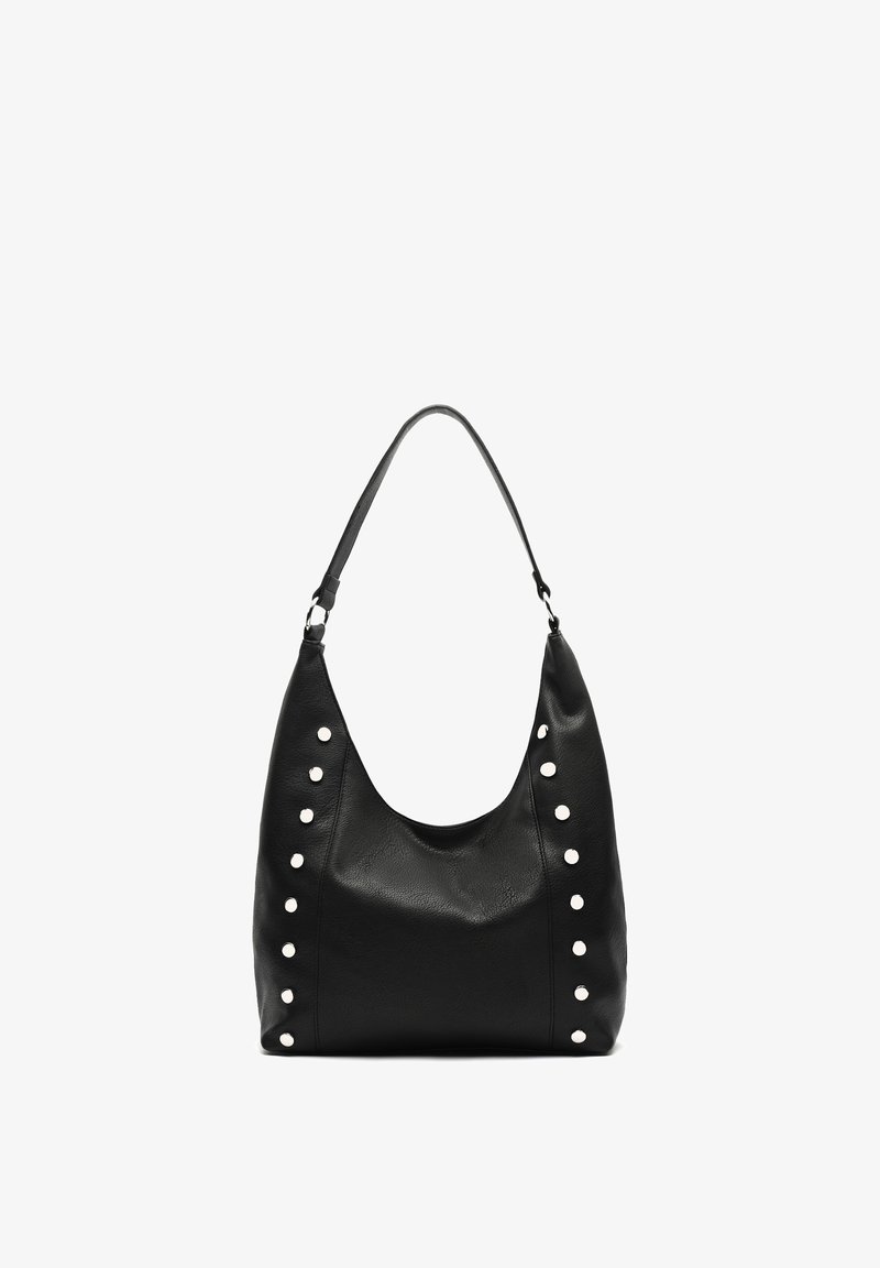 Czarna skórzana torba na ramię z pojedynczym paskiem i pionowymi rzędami okrągłych srebrnych ćwieków po bokach z przodu.