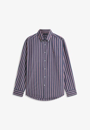 Granatowa koszula na długim rękawie zapinana na guziki, z białymi i czerwonymi pionowymi paskami oraz małym logo na lewej piersi.