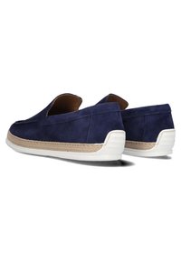 Navyblaue Wildlederschlüpfschuhe mit beigen geflochtenen Details um die Mittelsohle und weißen Gummisohlen. Abgerundete Form und minimalistisches Design.