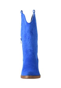 Bota de cowboy de ante azul con punta afilada, costuras decorativas y tiradores frontales. Presenta una suela de madera para contraste.