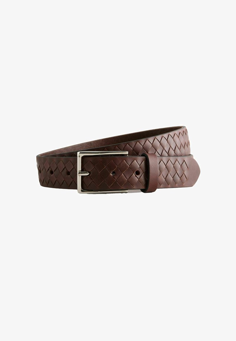 Cintura in pelle marrone con texture intrecciata e fibbia rettangolare argentata, avvolta su uno sfondo bianco.