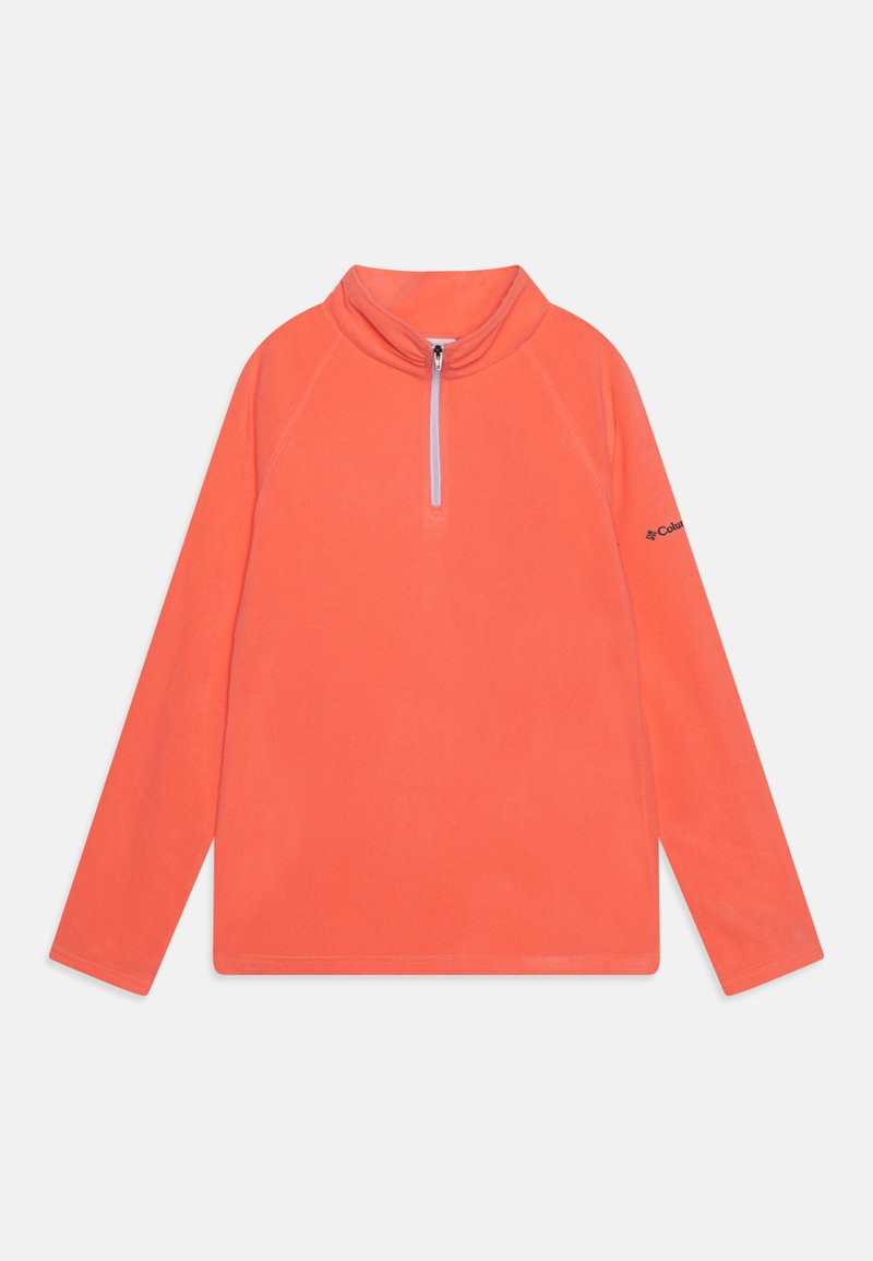 Jasnoróżowy polarowy pulower z długimi rękawami, wysokim kołnierzem i pół-zamkiem z przodu. Ma rękawy raglanowe oraz małe logo na mankiecie.