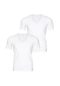 To hvide v-hals t-shirts lavet af blødt stof; korte ærmer, tætsiddende design, glat tekstur, med diskret branding på halsudskæringen.