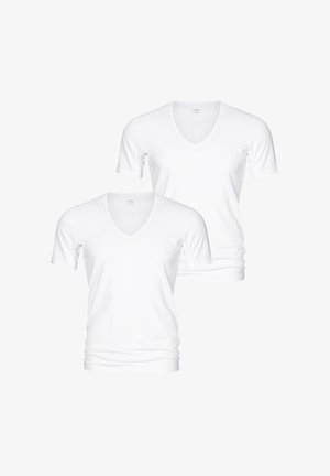 Twee witte v-hals t-shirts van zachte stof; korte mouwen, getailleerd ontwerp, gladde textuur, met subtiele branding op de hals.