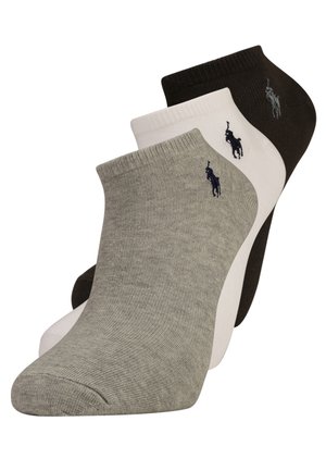 Trois paires de chaussettes de cheville en gris, blanc et marron foncé. Chacune a un poignet côtelé et arbore un petit logo bleu d'un cheval.