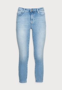 Jean skinny en denim bleu clair avec une coupe ajustée, style cinq poches et fermeture éclair avec bouton. Texture lisse, légèrement décolorée.