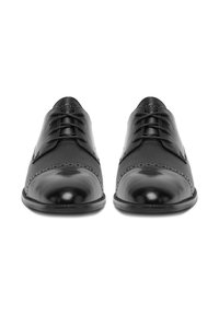 Czarne skórzane buty z gładkim noskiem i teksturowanymi bokami, z zapięciem na sznurówki i subtelnymi detalami przeszycia.