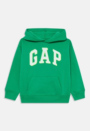 Grøn hættetrøje med frontlomme og store hvide "GAP"-bogstaver på brystet.