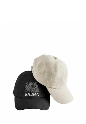 Dwie lniane czapki z daszkiem, jedna beżowa i jedna czarna z białym kwiatowym haftem oraz napisem "BILBAO" z przodu.