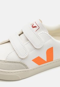 Veja SMALL V-12 UNISEX - Sneakers basse - extra white/rouille