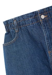 Pantaloni in denim blu scuro con una texture morbida, caratterizzati da cuciture arancioni, una vita arricciata e una tasca laterale a sinistra.