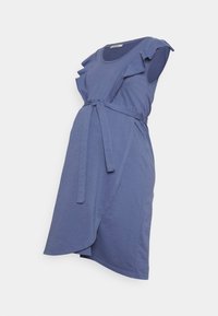Vestido de maternidade em algodão azul, com detalhes em babados, decote redondo e cinto amarrado na cintura. Comprimento até ao joelho com bainha rodada.