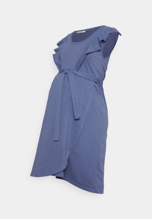 Vestido de maternidade em algodão azul, com detalhes em babados, decote redondo e cinto amarrado na cintura. Comprimento até ao joelho com bainha rodada.