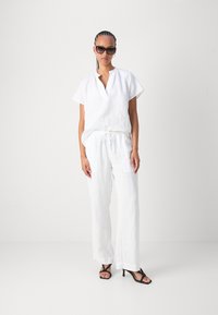 Marc O'Polo PANTS JOGGER STYLE STRAIGHT LEG MEDIUM WAIST DRAWSTRING - Calças - white