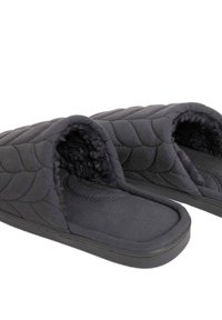 Las zapatillas acolchadas negras presentan un diseño sin parte trasera, un suave forro interior y una suela plana con una superficie texturizada para mejorar el agarre.