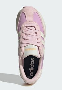 Rosa och lila Adidas-sneakers med vita ränder, snörda, och svart innersula som visar Adidas-logotypen sett ovanifrån.