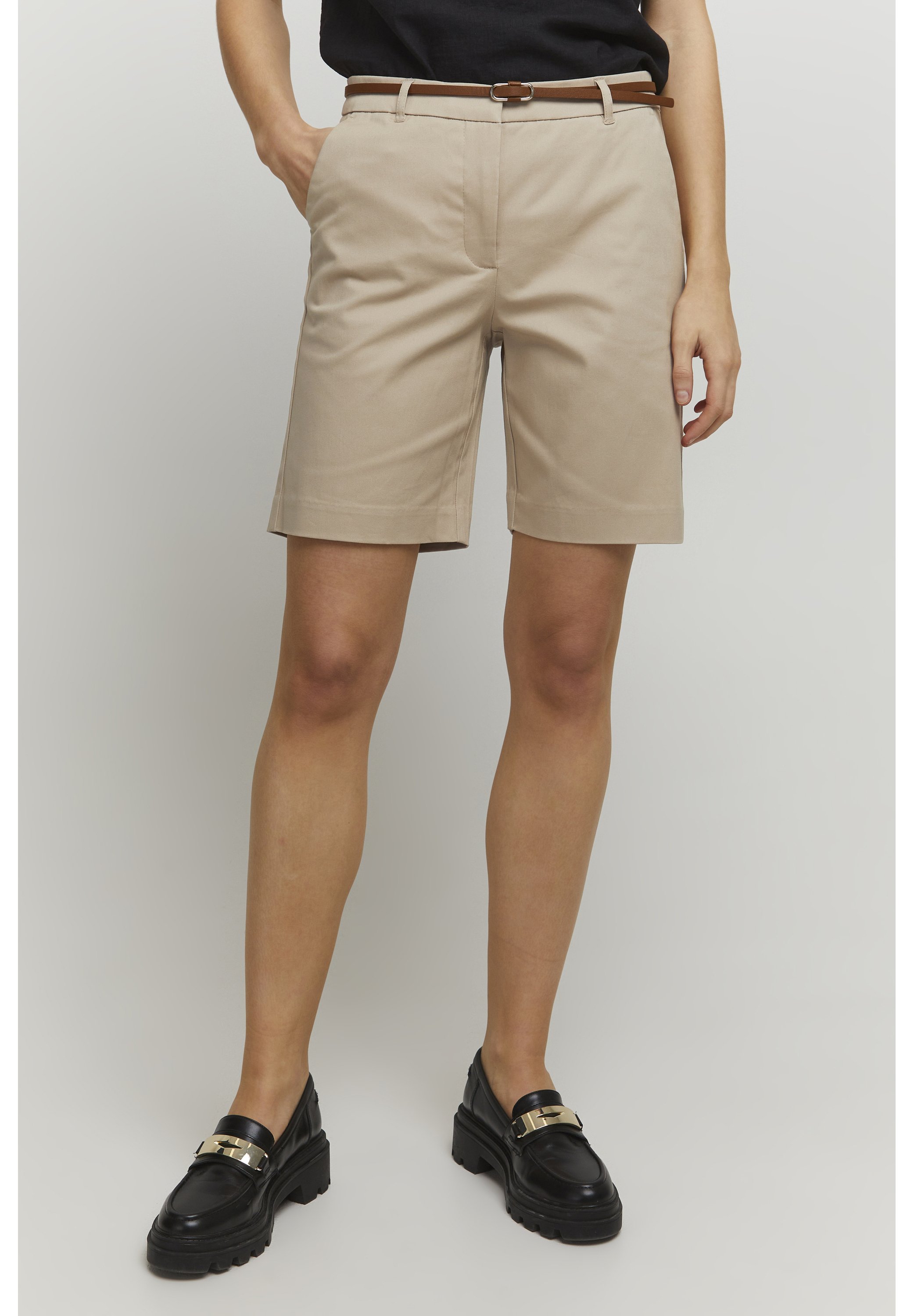 bermudas color beige