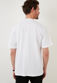 Buratti REGULAR FIT - Tricou basic - white