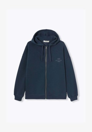 Hoodie zippé bleu marine avec une poche avant, capuche avec cordon de serrage et logo brodé sur la poitrine. Fabriqué à partir d'un tissu doux et durable.