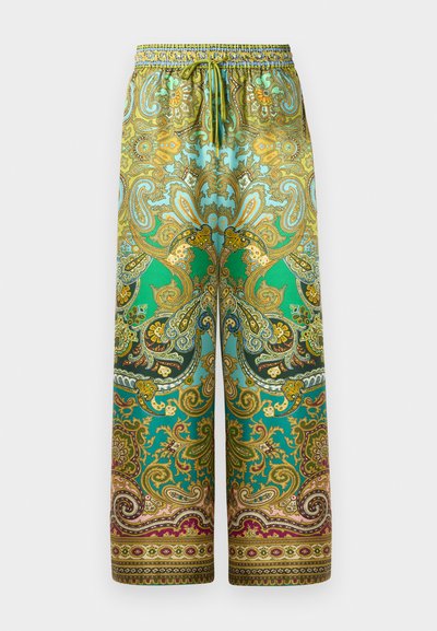 Szerokie spodnie w intensywnym zielonym kolorze, z wzorem paisley w odcieniach złota, niebieskiego i pomarańczowego. Elastyczny pasek w talii z sznurkiem do regulacji.