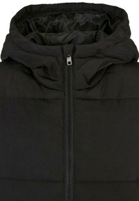 Veste matelassée noire avec capuche et fermeture éclair centrale à l'avant.