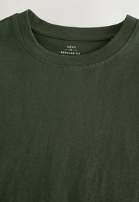 Donkergroen katoenen t-shirt met een ronde halslijn en korte mouwen. Beschikt over "NEXT" branding en is ontworpen voor een reguliere pasvorm.