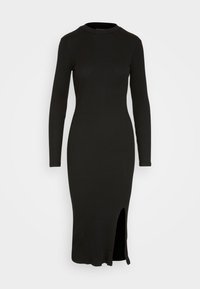 Schwarzes, geripptes Kleid mit langen Ärmeln, hohem Ausschnitt und seitlichem Schlitz. Enganliegende Silhouette, die bis zur Mitte der Wade reicht, glatte Textur.