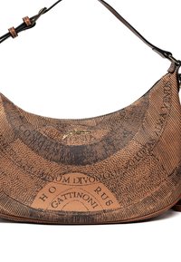 Brun læder skuldertaske med sort indviklet prikket mønster og tekstdesign, justerbar rem med brune lædersløjfer og guld logo detalje.
