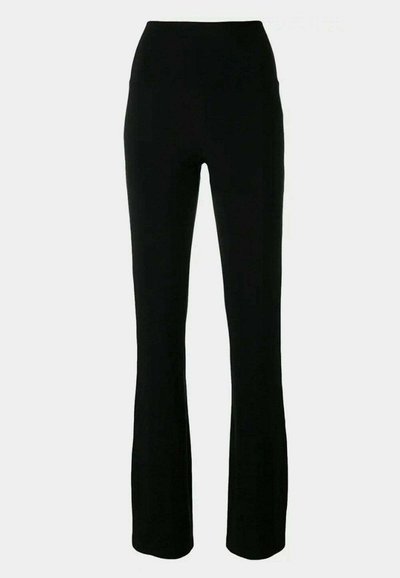 Pantalons évasés noirs en matière extensible ; taille haute avec une texture lisse et sans motifs ni embellissements visibles.