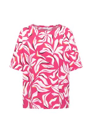 Blouse rose vif à manches courtes, présentant un motif abstrait de feuilles blanches et orange, avec un col rond.