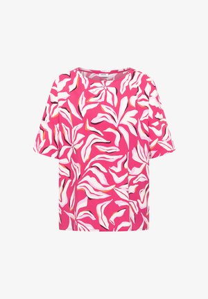 Blouse rose vif à manches courtes, présentant un motif abstrait de feuilles blanches et orange, avec un col rond.