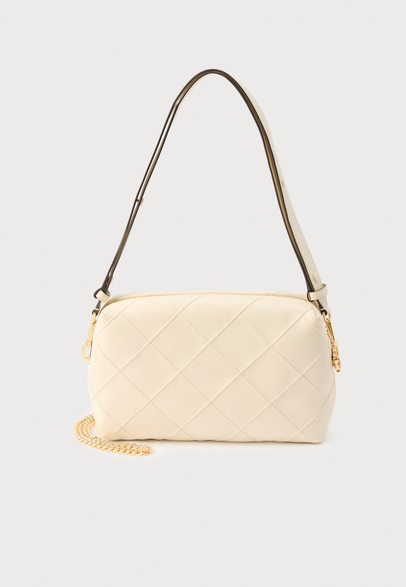 Κρεμ καπιτονέ τσαντάκι ώμου με καμπυλωτό μαύρο λουρί και λεπτομέρειες με χρυσή αλυσίδα σε ανοιχτό φόντο.