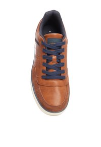 Sneaker in pelle marrone con lacci blu navy, pannelli testurizzati e suola in gomma. Presenta un collarino imbottito e un dettaglio con logo sulla linguetta.