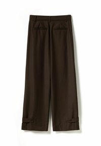 Smeđe široke hlače s glatkom teksturom, koje imaju pojas, stražnje džepove i dugmad na manžetama.