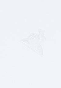 Bílá látka s reliéfním vzorem šneka, hladký povrch, jemný lesk a minimalistická estetika, na podobně bílém pozadí.