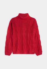Czerwony sweter z dzianiny z wysokim kołnierzem. Ma wyeksponowany, teksturowany wzór w warkocze, ściągacze na rękawach i na dole oraz luźny krój.