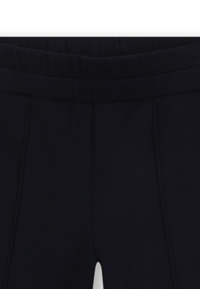 Pantalon bleu marine avec une taille élastique, muni de deux plis verticaux à l'avant et d'une texture lisse et douce. Couleur unie, sans motifs.