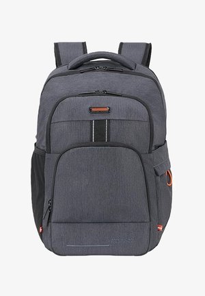 Zaino grigio scuro con molteplici scomparti con zip, spallacci imbottiti, tasche laterali e maniglia superiore, progettato per viaggi o uso quotidiano.