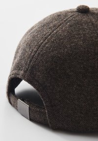 Brauner Woll-Baseballcap mit strukturiertem Obermaterial, runder Krone und einem Metallgurtverschluss auf der Rückseite zur Größenanpassung.