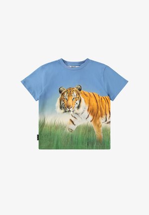 Maglietta blu per bambini con una stampa realistica di una tigre che cammina attraverso l'erba verde sul davanti.