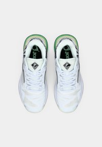 Chaussures de sport blanches avec tige en maille, accents noirs, amortissement vert et jaune au niveau du talon, et col à motifs. Conception à lacets pour un ajustement sécurisé.