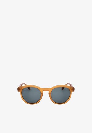 Occhiali da sole rotondi con montatura color ambra e lenti grigio scuro su sfondo bianco.