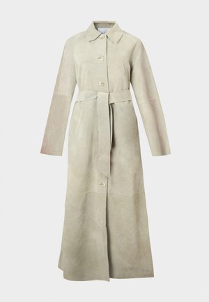 Suède trenchcoat in licht beige, voorzien van een kraag met inkeping, lange mouwen, knopen aan de voorkant en een ceintuur die in de taille gestrikt kan worden. Strakke lijnen en een minimalistisch ontwerp.