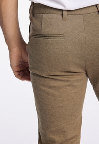 Lindbergh SUPERFLEX CROPPED  - Chino - deep sand mix
