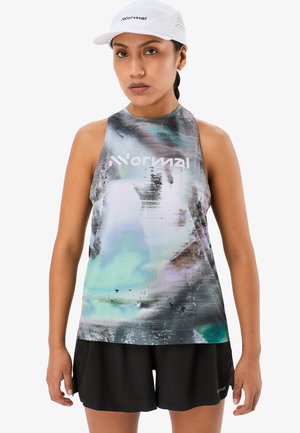 Top sportivo senza maniche con motivo testurizzato iridescente in tonalità di verde e nero. Abbinato a pantaloncini neri e un berretto bianco.